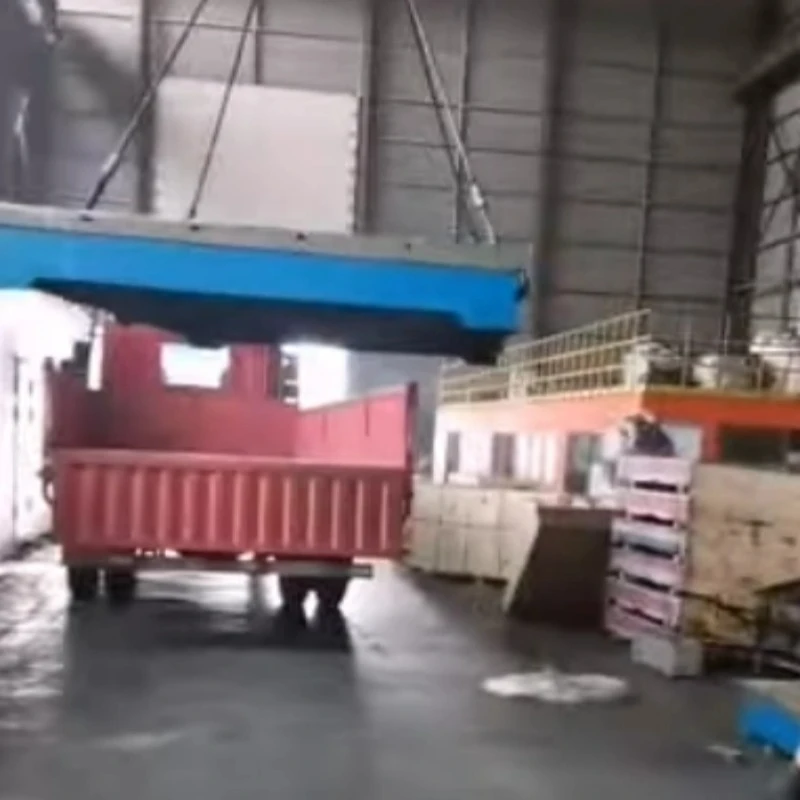 Չուգունի զննման պլատֆորմը բեռնվում է բեռնափոխադրման մեքենայի վրա